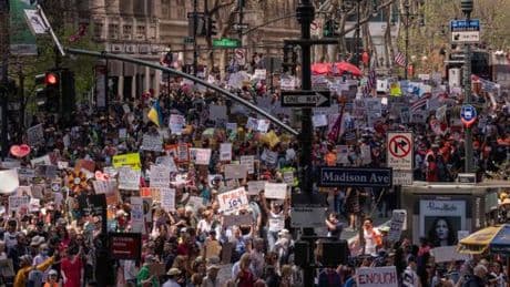 Aux Etats-Unis, des milliers de personnes inquiètes pour « l’Etat de droit » manifestent contre l’administration Trump