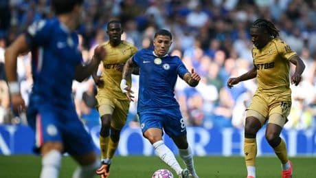 Jorrel Hato kijkt 90 minuten toe bij Chelsea dat valse start maakt tegen Crystal Palace