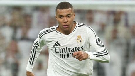 Kylian Mbappé ligt met acute buikgriep in ziekenhuis