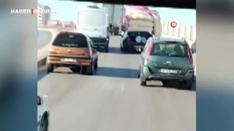 Araçlarına yükledikleri eşyalar ağızları açık bıraktı, işte trafiği tehlikeye sokan o anlar!