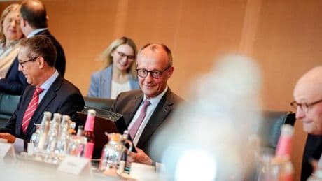 Befragung: Bundesregierung erhält in Umfrage Schulnote vier