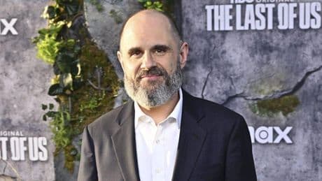 Craig Mazin ('The Last of Us'): "Dos personas hablando en un sofá pueden aterrar más que un asesinato o un infectado"