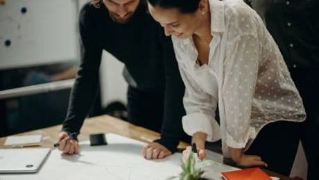 Quelle piccole attenzioni da un uomo sposato. E il lavoro diventa "croce e delizia"