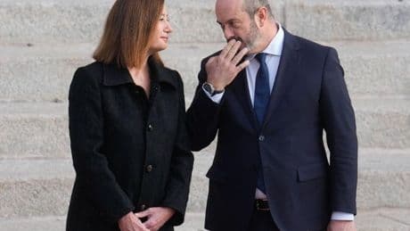 La 'guerra de los currículums' se extiende y siembra dudas sobre el presidente del Senado