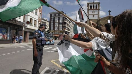 Libertad para los 12 manifestantes pro Hamás detenidos por paralizar la etapa de la Vuelta en el Angliru