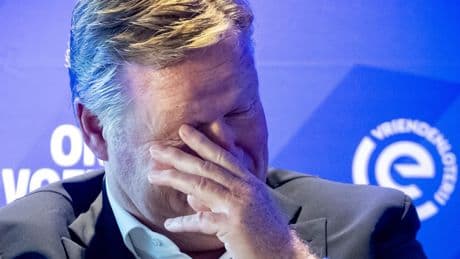 Bondscoach Ronald Koeman emotioneel bij uitreiking Eredivisie Oeuvre Award: ’Stimulans om nog even door te gaan’
