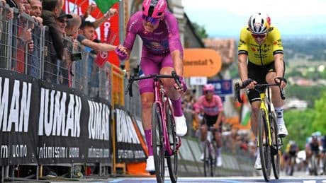 Mads Pedersen op sublieme wijze naar vierde etappezege in Giro d’Italia, Wout van Aert kansloos in sprint