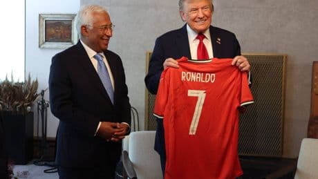 Cristiano Ronaldo le regala una camiseta firmada a Donald Trump con un claro mensaje
