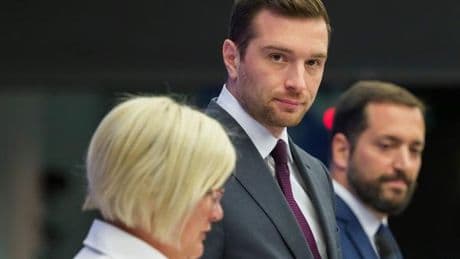 Enquête sur le RN et ses alliés au Parlement européen : sur quoi portent les accusations d’irrégularités financières ?