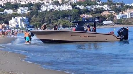 Desembarco de droga a plena luz del día en una playa de Casares: los bañistas, atónitos con la escena