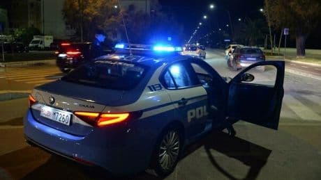 Roma, uomo si barrica dentro un Burger King in viale Eritrea e minaccia i clienti: forse è armato. Trattative in corso con la polizia