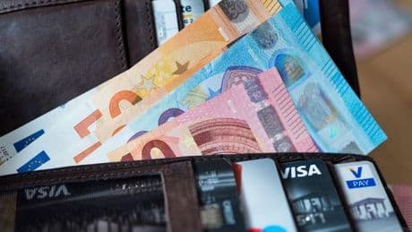 Bezahlen: Umfrage: Kartenzahlung übertrumpft Bargeld