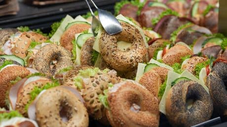 Mahlzeit zwischen den Regalen: Essen in Geschäften ist im Trend
