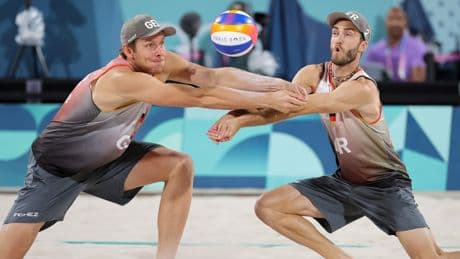 „Kuh ist vom Eis“ - Olympia-Helden schreien sich aus dem Sand-Loch