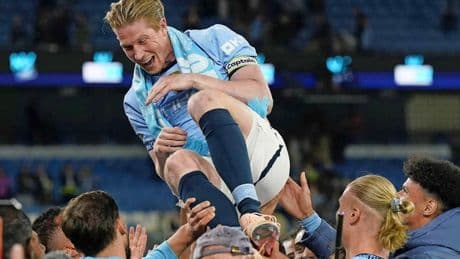 Kevin De Bruyne met schitterend eerbetoon uitgezwaaid bij Manchester City: ’Het is heel emotioneel’