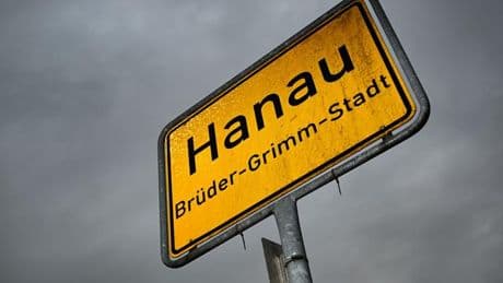 Unfälle: Autofahrer landet mit Wagen im Schwanenbrunnen