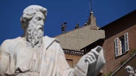 Conclave, montato il comignolo sulla Cappella Sistina
