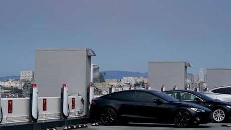 Donald Trump s’attaque à la politique californienne en faveur des voitures électriques, la Californie saisit la justice