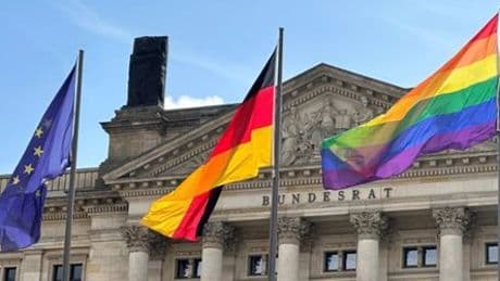Berlin: Bundesrat hisst zum CSD die Regenbogenflagge