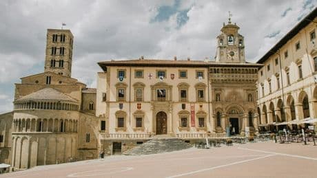 Trovano una borsa con 7 mila dollari e dei gioielli ad Arezzo e la consegnano in questura: il gesto eroico di quattro ragazzi