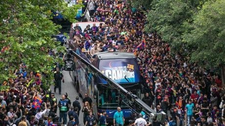 Rúa del Barça, en directo: última hora de recorrido del equipo por las calles de Barcelona
