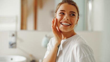 Así debes modificar tu rutina facial en primavera: los productos que se quedan y los que no usarás más