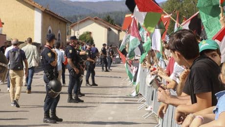 Otra protesta pro-Palestina vuelve a interrumpir La Vuelta en el Angliru