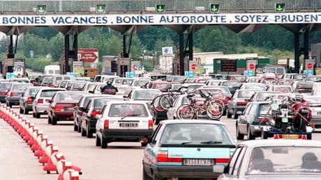 Années 90 : ces 6 habitudes en voiture qui paraissent folles aujourd’hui