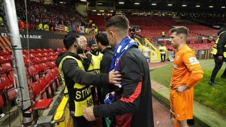 Rifirrafe entre el personal de seguridad y los jugadores para poder dar a la afición sus camisetas en Old Trafford
