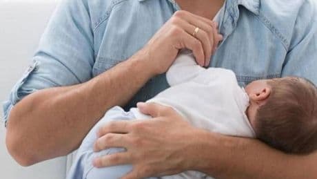 El Gobierno vasco mantiene su compromiso de estirar una semana el permiso de paternidad