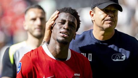 Emotionele Ernest Poku (21) raakt AZ-kleedkamer met afscheidsspeech