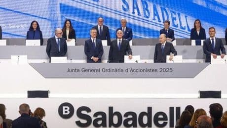 Los accionistas del Sabadell aprueban la venta de TSB y avalan la gestión del banco frente a la opa de BBVA