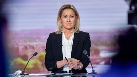 Anne-Sophie Lapix, redoutée pour ses interviews politiques, est évincée du « 20 heures » de France 2 dans un contexte de baisse d’audience
