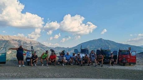 Dalla Ciociaria alla Grecia con Apecar e motorini, il viaggio di dodici amici. Flavio diventato padre durante l'impresa