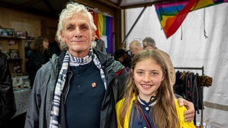 Fred (75) staat zestig jaar op Waterlooplein: ’Hij is iemand die met aandacht en een luisterend oor iets bijzonders losmaakt’