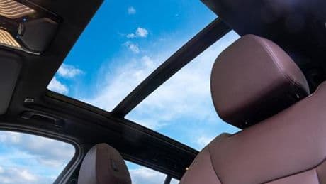 Prueba un coche nuevo y no da crédito al descubrir su secreto: "Puedes dejar de todo, da igual que te rompan la luna".