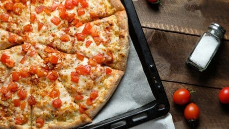 Zwei Tiefkühlpizzen, ein Backblech? Mit diesem Trick klappt's ganz einfach