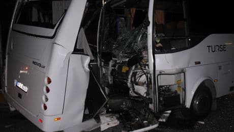 Antalya'da 3 midibüsün karıştığı kazada 6 kişi yaralandı