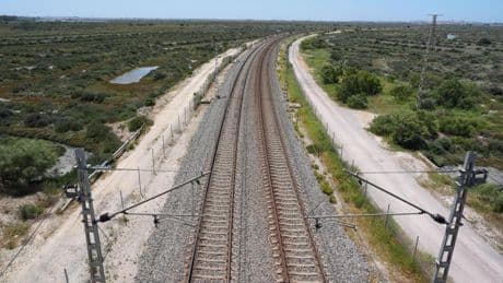 Adif suspende los servicios ferroviarios de todas las compañías y pide no ir a las estaciones
