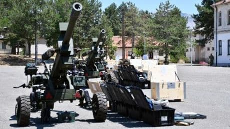 Kuzey Makedonya, Türkiye'den aldığı obüs ve askeri teçhizatı tanıttı