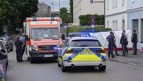 Passau: Mann fährt mit Auto in Menschengruppe