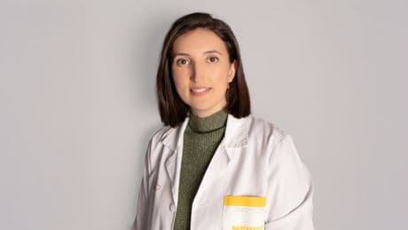 Dra. María Muñoz, especialista en aparato digestivo, sobre el vinagre de manzana: “No es milagroso y abusar de él puede irritar el estómago y dañar el esmalte dental”