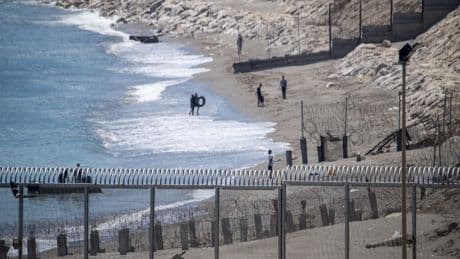 Guardias civiles, sobre la entrada a nado de inmigrantes en Ceuta: &quot;En ocasiones Marruecos mira para otro lado&quot;