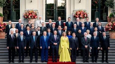 Trump agita il vertice della Nato. "L'articolo 5? Non è scontato"