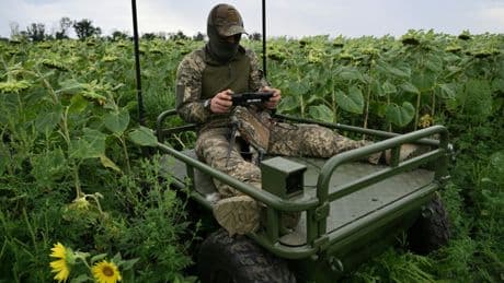 Guerre en Ukraine: sous le feu des drones, les médecins militaires ukrainiens sauvent des vies à l'aide de robots