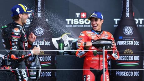 Marco Bezzecchi demuestra que Aprilia puede ganar y Marc Márquez defiende el podio en la locura de Silverstone