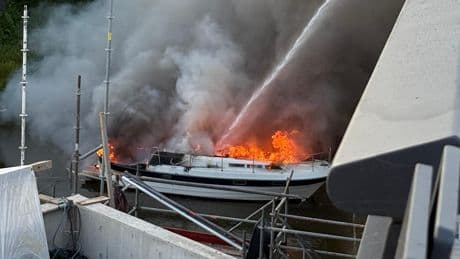 Großeinsatz in Magdeburg - Jacht geht auf Elbe in Flammen auf