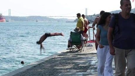 Sıcaklar İstanbulluları boğaza döktü: Her pazar burada yüzüyoruz