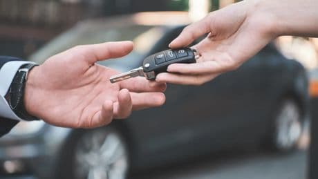 ¿Por qué la Policía recomienda guardar las llaves del coche en el microondas de casa?