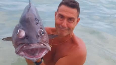 Vannacci, video con un pesce in mano: «La sinistra alle prossime elezioni». E gli animalisti presentano un esposto